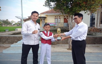 Ikuti perlombaan kebersihan antar kelas, Kelas 5 keluar sebagai juara.